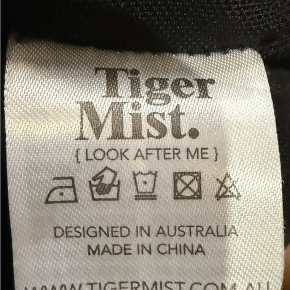 Tiger Mist Black Asymmetrical Sleeveless Tank - Picture 3 of 5